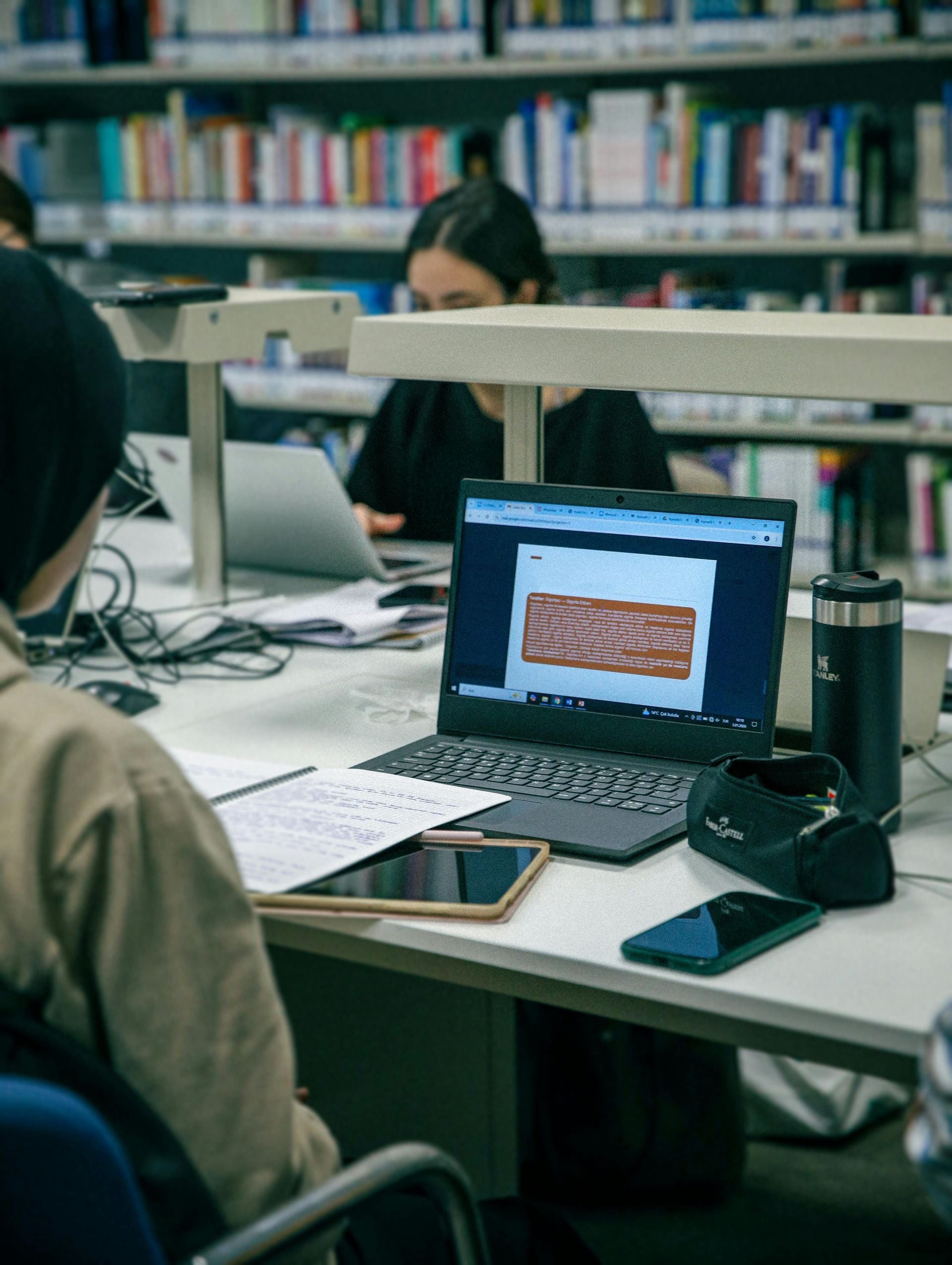 在大学图书馆学习的学生